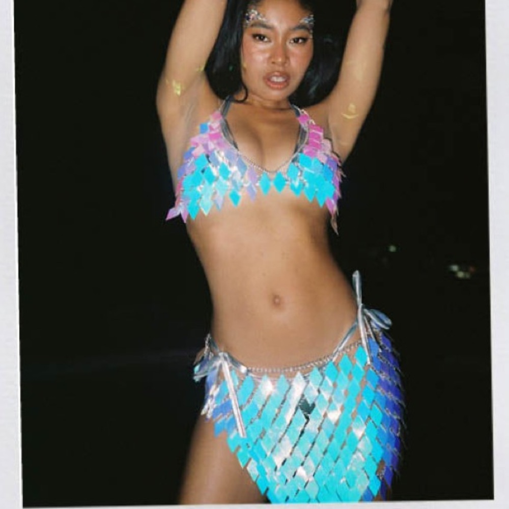 Selfie Leslie River Festival Shiny Sequins 2 Piece Set Blue NWOT - Picture 6 of 12